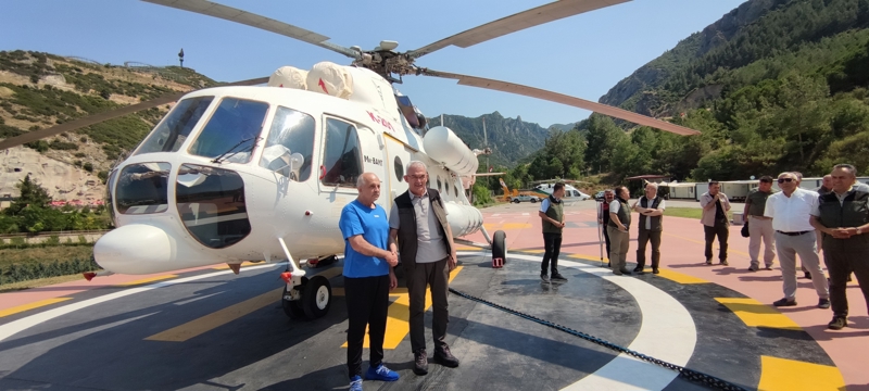 <p>Ivaschenko'yu kazanın ardından hastanede de ziyaret ettiğini anımsatan OGM Genel Müdürü Karacabey, 'Şu anda kendisini, hastanedeki halinden daha sağlıklı gördüm. Bu ekip, Kastamonu'dan Muğla'da çıkan yangını söndürme çalışmalarına destek vermek için hareket etmişti. 21 Eylül gününü iyi hatırlıyorum; biz de Ankara'dan çıkmıştık ve yoldayken kaza haberini aldık. Kaza sonrası helikopteri yerinde gördük. O kazadan 5 arkadaşımızın sağ çıkmış olmasından çok büyük memnuniyet duyduk. Diğer iki arkadaşımız için çok üzüldük... </p>