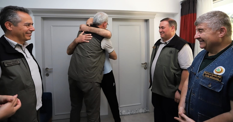 <p>Ziyaretin ardından Genel Müdür Karacabey ile birlikte Denizli Orman Bölge Müdürlüğü helikopter pistine gitmek isteyen Ivaschenko, burada İzmir'deki yangın görevinden dönen helikopterin önünde hatıra fotoğrafı çektirdi. Görevli Rus ve Türk pilotlarla sohbet eden Ivaschenko, sağlık sorunları nedeniyle henüz kullanabileceği aşamaya gelemediği helikoptere bakarken duygusal anlar yaşadı.</p>