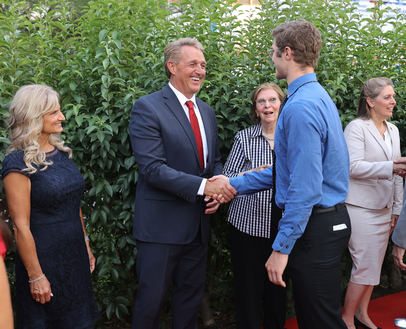 <p>Resepsiyon pasta kesimi ile sona erdi.</p>