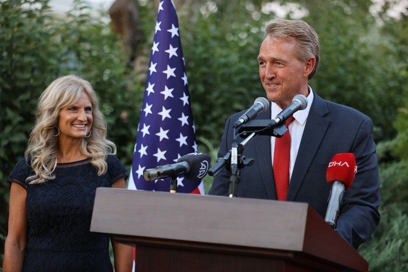 Flake, Türkiye ve ABD arasındaki ticaretin dengeli ve karşılıklı olarak sürdüğünü söyledi.