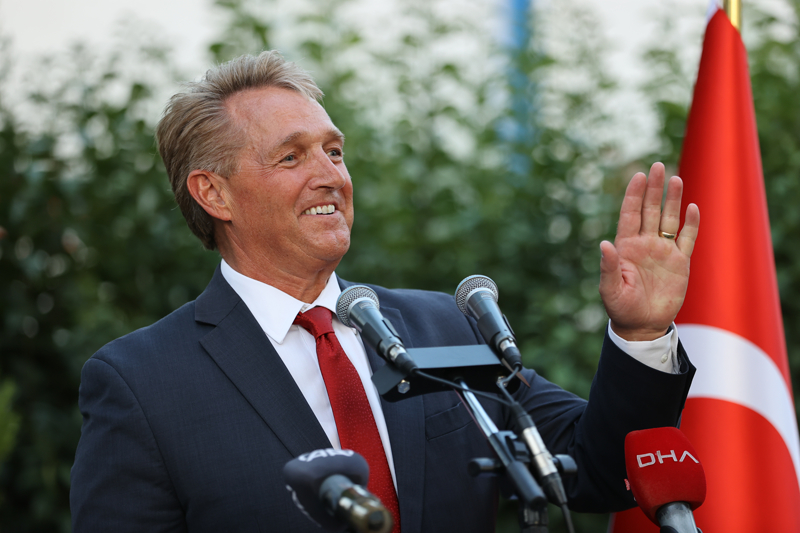 Büyükelçi Flake, konuşmasında, ABD ve Türkiye'nin birlikte önemli işler başardığını söyledi. Türk milletinin güçlü demokratik geleneklere sahip olduğunu ifade eden Flake, Türkiye ile birlikte çalışmaya ve işbirliğini güçlendirmeye istekli olduğunu kaydetti.