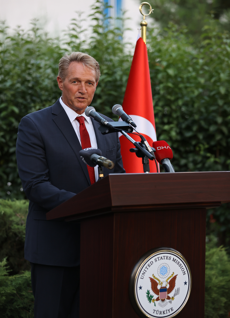 Flake, Türkiye'nin 100 yıl boyunca bir cumhuriyet olarak var olmasının Türk halkının demokrasiye olan sağlam bağlılığı sayesinde mümkün olduğuna dikkati çekerek, 'Türklerin ülkelerinin demokratik geleneklerinden çok gurur duymaları gerektiğini söylemek istiyorum. Yeni hükümetle çalışmaktan ve ortaklığımızı genişletmeye ve güçlendirmeye hevesliyiz.' dedi.