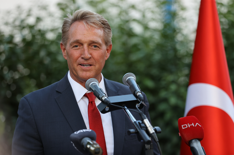 Yıkıcı depremler nedeniyle 2023 yılında çok sayıda kayıp yaşayan Türkiye'ye Amerikalılardan büyük destek geldiğini söyleyen Flake, 'Ancak Amerika yalnız değildi. Birçok, birçok ülke arama kurtarma ekipleri, ekipman ve malzeme gönderdi. Uluslararası toplum, Türkiye'nin dünya genelindeki doğal afetler sırasındaki yardımlarını unutmadı.' diye konuştu.<p>Flake, Türkiye'nin yüzüncü yılını kutlarken, ABD için kritik bir ortak ve dünya sahnesinde güçlü bir aktör olarak varlığını sürdürdüğüne dikkati çekti.<br></p>