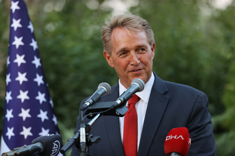 <p>Türkiye'nin Ukrayna'nın egemenliğini desteklemesinin, küresel rolünün bir başka örneği olduğuna işaret eden Flake, şöyle devam etti:</p><p>'Başka hiçbir ülke Montrö Sözleşmesi'ne başvurarak çatışmayı kontrol altına alamazdı ve çok ihtiyaç duyulan gıdayı küresel pazarlara ulaştıracak Karadeniz Tahıl Girişimi'ni başarıyla gerçekleştiremezdi. Ve daha bu hafta Türkiye İsveç'i saflarına katarak NATO'nun her zamankinden daha güçlü olmasını sağladı. Sadece bir saat önce iki Başkanımızın bir araya geldiğini ve birbirimizle olan bağlarımızı güçlendirme konusunda tekrar konuştuğunu bildirmekten memnuniyet duyuyorum.'</p>