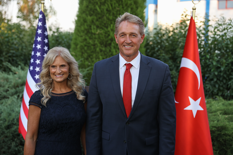 <p>ABD'den geçen yıl 1 milyon kişinin Türkiye'yi ziyaret ettiğini ve bu yıl sayının daha da artmasının beklendiğini kaydeden Flake, iki ülke arasındaki ortaklığın gelecek yüzyıla taşınacağını kaydetti.</p>