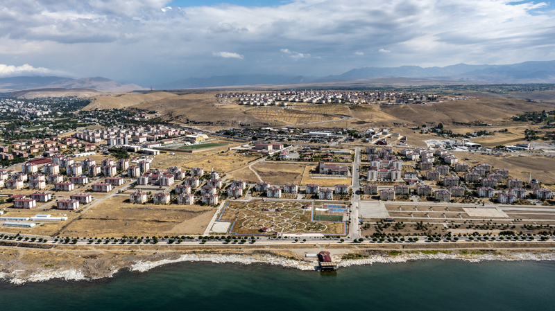 <p><b>Van Gölü manzarasına sahip millet bahçesinde 5 giriş kapısının bulunduğunu belirten Mehmetbeyoğlu, şunları kaydetti:</b></p><p>'Devlet Bahçeli Millet Bahçesi içinde şanlı Türk bayraklarının yanı sıra 16 büyük Türk devletinin bayrakları ile birçok devlet ve siyaset adamının da fotoğrafları ve kısa biyografisi bulunmaktadır. Yeşilin ve mavinin bir araya geldiği millet bahçesini yapmanın gururunu yaşıyoruz. Bu projenin hayata geçirilmesinde başta Cumhurbaşkanımız Sayın Recep Tayyip Erdoğan olmak üzere Çevre, Şehircilik ve İklim Değişikliği Bakanımıza, milletvekillerimize, valimize, bütün siyasi parti temsilcisi arkadaşlarımıza ve Erciş Belediyesi çalışanlarımıza şükranlarımızı sunuyoruz.'</p>