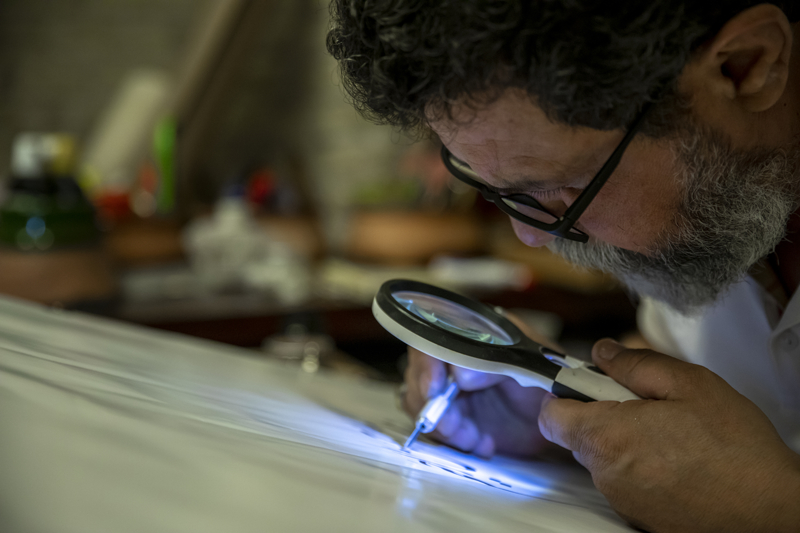 <p>H�z�rpoor, 'Seramik beyaz ve k�rm�z� �amurdan yap�l�yor. Y�ksek s�cakl�k ve d���k s�cakl�kta meydana getiriliyor. Ben daha �ok beyaz �amurla i� yapar�m ��nk� �st�ne resim de nak�� da i�lenebiliyor.' �eklinde konu�tu</p>