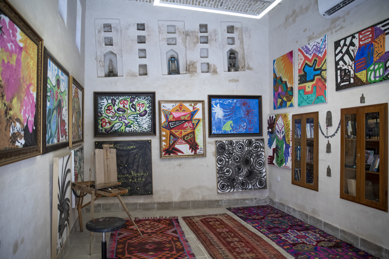 <p><b>- 'Yabanc� �lkelerden gelenler bu sanata daha �ok �nem veriyor'</b></p><p>K�lt�r Evi'ndeki hat sanat��s� Ali Elvani, AA muhabirine yapt��� a��klamada, 4 ayd�r burada �al��t���n� belirterek, 'G�zel yaz� ve hat sanat� d�nyada tehdit alt�nda. Zira, her g�n buray� ziyaret eden turistler bu sanat� g�r�nce �a�k�nl�klar�n� gizleyemiyorlar.' diye konu�tu.</p>