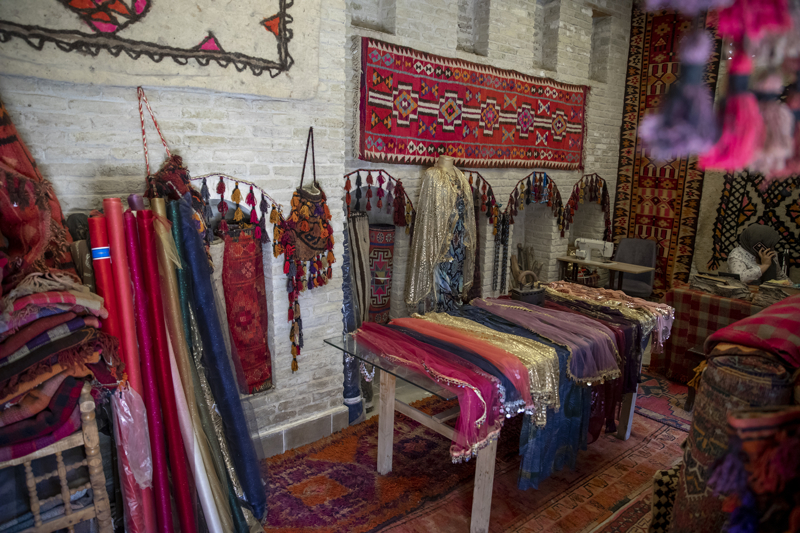 <p>Yabanc� turistlerin, kendi �lkelerinde hat sanat� olmad��� i�in daha �ok ilgi g�sterdi�ini vurgulayan Elvani, hat sanat�n�n en zor sanatlar aras�nda yer ald���n� dile getirdi.</p>