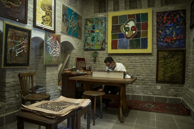 <p>Elvani, 'Hat sanat�n�n bir�ok �e�idi var. Bununla birlikte buradan en �ok tabloyu yabanc� turistler sat�n al�yor. Yabanc� �lkelerden gelenler bu sanata daha �ok �nem veriyor.' dedi.</p>