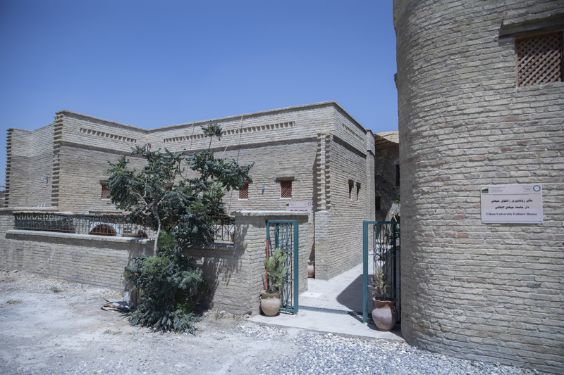 <p><b>Daha �nce bu sanatlara ili�kin �al��malar�n b�lgede zay�f oldu�unu i�aret eden H�z�rpoor, �unlar� kaydetti:</b></p><p>'Eskiden ilgi g�sterilmiyordu ancak yabanc� turistler daha �ok ilgi g�steriyor. Bunun yan� s�ra gelip bu sanatlar� ��renmek isteyenler de oluyor. Onlara sab�rl� olmalar�n� s�yl�yorum ��nk� bu i� �ok fazla zaman istiyor.'</p>