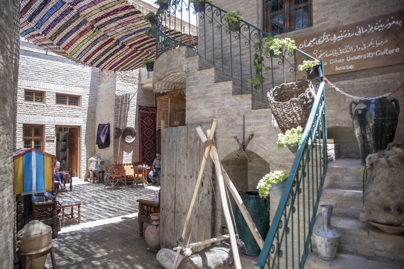 <p><b>- 'Tablolar�m hayat hikayelerimden olu�uyor'</b></p><p>K�lt�r Evi'nde resim sanat� icra eden Necla Yusuf, ressaml��a �ocuklu�unda ba�lad���n� ve o zamandan beri devam etti�ini kaydetti.</p>