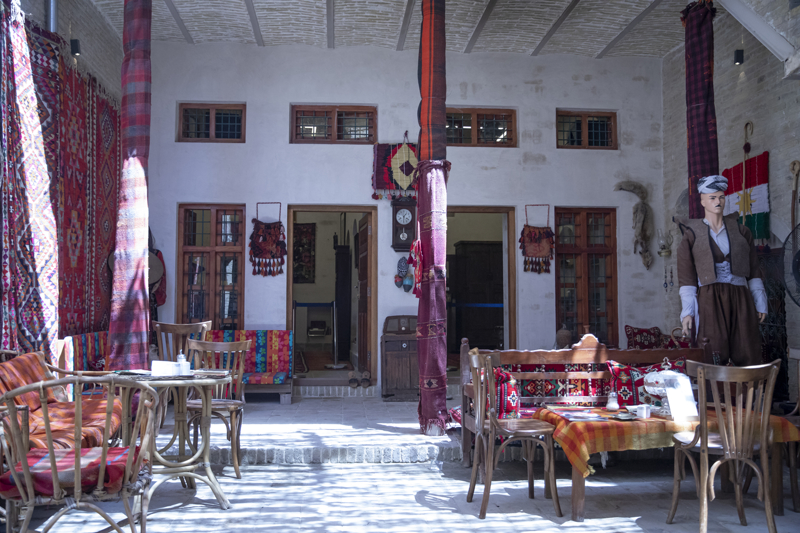 <p>Yusuf, '6 ayd�r burada sanat�m� icra ediyorum. Buran�n amac�, sanat��lar�n sanatlar�n� geli�tirmesidir. Tablolar�m hayat hikayelerimden olu�uyor.' dedi.</p>