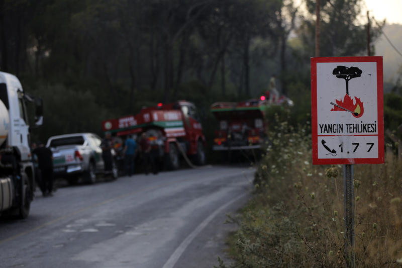 R�zgar�n da etkisiyle b�y�yen yang�na an�nda m�dahale edildi�ini belirten Tavl�, 'Yang�n, ekiplerimizin havadan ve karadan yo�un m�dahalesiyle kontrol alt�na al�nd� ve so�utma �al��malar�na ba�land�.' dedi.