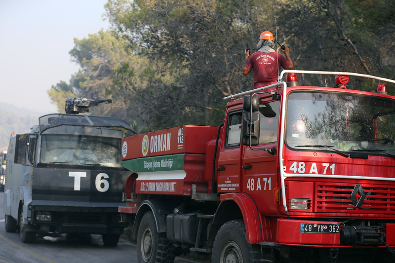 B�lgede so�utma �al��malar� devam ederken Sahil G�venlik ekipleri, hava ara�lar�n�n denizden g�venli �ekilde su alabilmesi i�in b�lgede �nlem ald��� g�r�ld�.