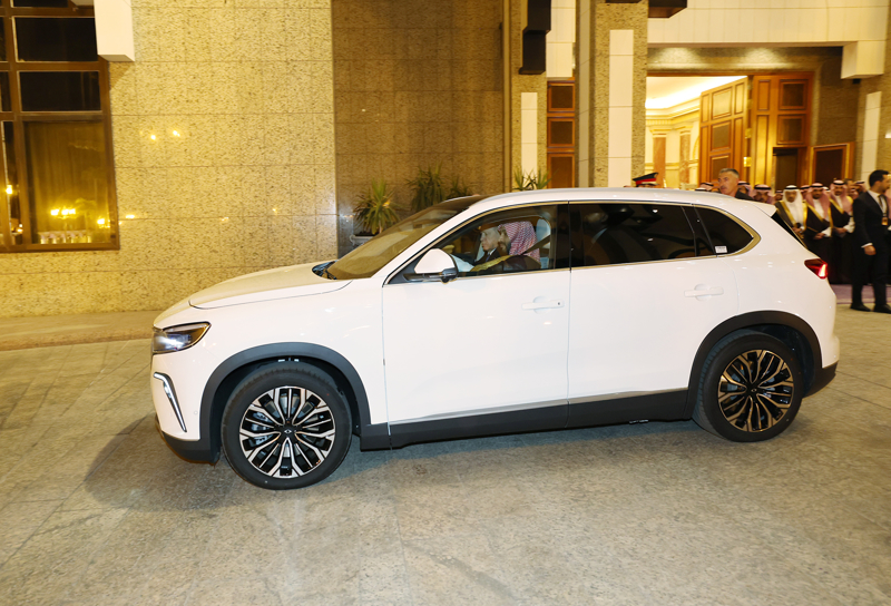 <p>Cumhurbaşkanı Erdoğan ve Veliaht Prens Selman, Al Salam Sarayı'nın avlusunda bir süre Togg'u inceledi.</p>