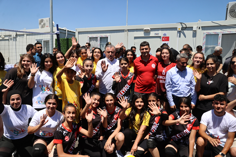 <p>Bakan Bak, 'Konteyner kentimize geldik. Tabii çocuklarımızın burada spor yapıyor olmaları, onlar için alanlar oluşturması için de çaba harcıyoruz. Mekanımız biraz dar ama genişledikçe yeni alanlar açıldıkça onlara da zaman geçirecekleri, spor yapabilecekleri imkanlar sağlamak amacındayız. Kızlarımız çok başarılı, tebrik ediyorum, güzel bir voleybol alt yapısı oluşturmuşlar. Buradaki depremzede vatandaşlarımızın çocukları da spordan faydalansın, etkinliklerde yer alsınlar ki depremin yaralarını süratlice saralım.' diye konuştu.</p>
