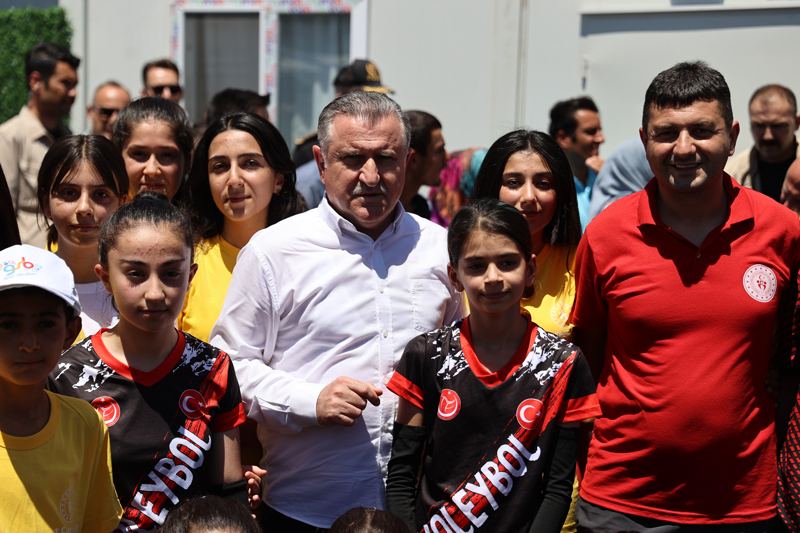 <p>Önceliklerinin depremzedeler, gençler ve sporcular olduğunu kaydeden Bak, Gençlik ve Spor Bakanlığı bünyesindeki yurtların hem pandemi hem de deprem döneminde çok önemli bir görevi yerine getirdiğini ifade etti.</p>