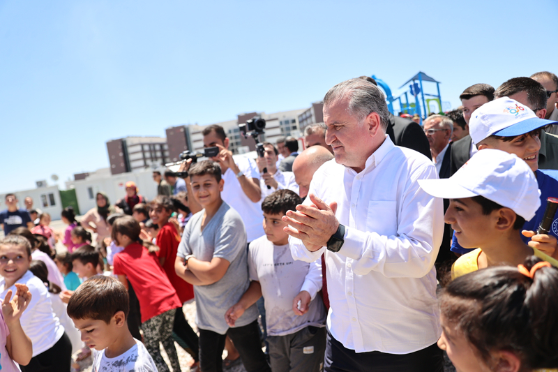 <p>Bakan Bak, hasar gören spor tesislerinin onarımı konusunda çalışma yaptıklarını dile getirerek, Adıyamanspor'un sahasıyla ilgili talepleri de süratle gerçekleştireceklerini kaydetti.</p>