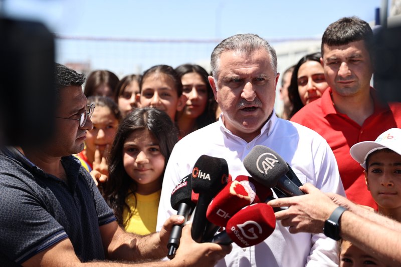 <p><b>- 'Yaraları hızla saracağız'</b></p><p>Adıyaman'da 8 bine yakın yurt kapasitelerinin bulunduğunu bunu artırmak için çaba harcadıklarını bildiren Bak, şunları kaydetti:</p><p>'Kabinemizin, hükümetimizin önceliği deprem bölgesindeki yaraları süratle sarmak. Bunun için de bütün bakanlarımız kendi konularıyla alakalı temaslarda, tespitlerde bulunmak için bölgeye geliyorlar. Yaraları hızla saracağız. Deprem konutlarımız burada da diğer illerimizde de süratle yükseliyor. Voleybolcularımızı görünce, Voleybol Milli Takımı'mızın dünya şampiyonu olması da bizleri gururlandırdı. Kızlarımız da voleybolu sevmişler, güzel bir atmosfer. Biraz da onlarla voleybol oynadık. Bir, iki manşet yaptık. Gelecek güzel olacak, yaraları süratle saracağız hepimizin amacı bu. Bütün milletimizin amacı bu. Herkesin çabası, desteği ortada. Adıyaman'ımızı, bölgemizdeki diğer deprem illerimizi sanayisiyle, spor tesisleriyle, konutlarıyla, sağlık sistemiyle, her şeyiyle ayağa kaldıracağız.'</p>