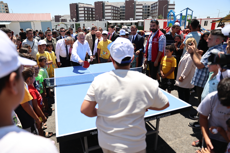 <p>Gençlere spor yapmaya devam etmeleri tavsiyesinde bulunan Bakan Bak, çocuklarla masa tenisi ve halat çekme oyunu da oynadı.</p>