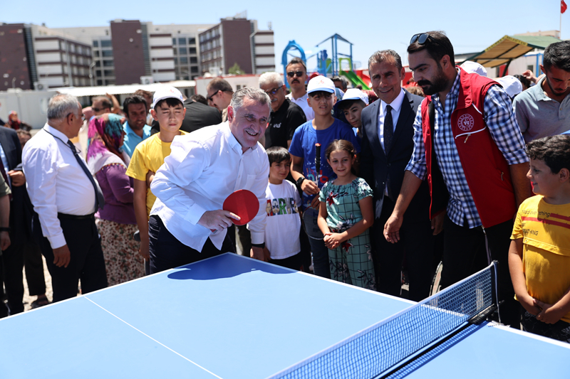<p>Adıyaman'da hayatın yeniden normale dönmesi için hep beraber çalışacaklarını vurgulayan Bak, Cumhurbaşkanı Recep Tayyip Erdoğan'ın önümüzdeki günlerde tekrar deprem bölgesini ziyaret edeceğini aktardı.</p>