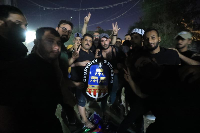 Irakl� protestocular, b�y�kel�ilik �evresine kurulan beton bariyerleri y�karak i�eri girmi�ti.