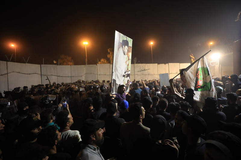 Sadrc�lar daha �nce de �sve� B�y�kel�ili�i binas�n� basarak eylem d�zenlemi�ti.