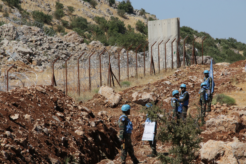 <p>Lübnan'ın güneyindeki sınır bölgesinde bulunan AA muhabirinin aktardığına göre, Lübnan ordusu ve Nebatiye vilayetine bağlı Kefr Şuba köyü sakinleri İsrail'in dünden itibaren yerleştirmeye başladığı beton bariyerlerin bulunduğu bölgeye gitti.</p>