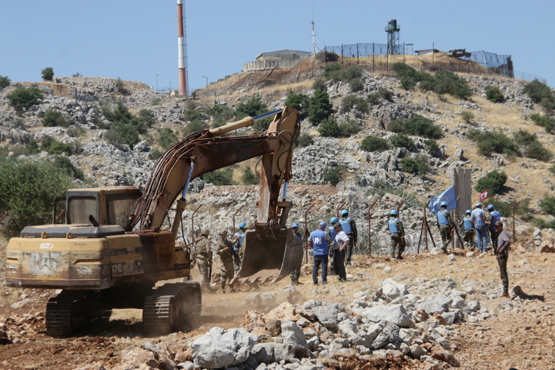 <p>Köylüler, İsrail işgalinde yer alan 'Kefr Şuba Tepeleri'ne doğru giden yol üzerine yeni bariyerlerin konulmasına tepki göstermek için bir kısmı Lübnan topraklarında kalan eski beton bariyerleri belediyeye ait kepçeyle kaldırdı.</p>