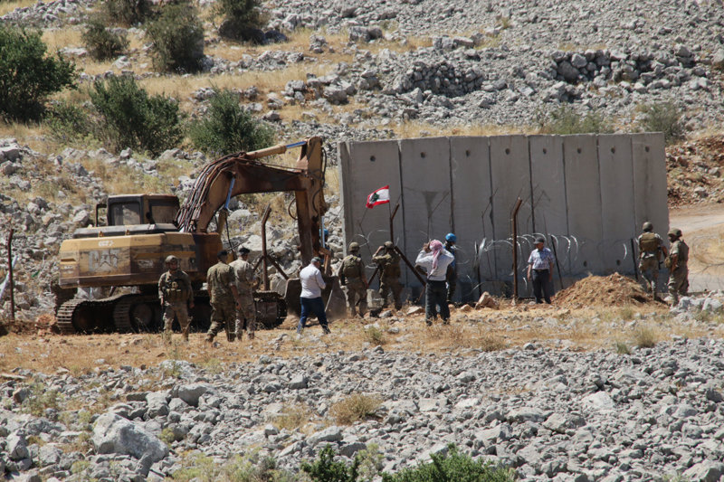 <p>İsrail ordusu, dün Lübnan sınırında tel örgülerin yer aldığı noktaları 'beton bariyerlerle' güçlendirmeye başlamıştı.</p>