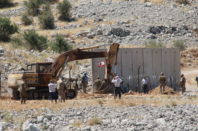 <p>İsrail ordusu ise kepçeyle çalışma yapan Kefr Şubalı köylüler ve onlara eşlik eden Lübnan güçlerinin bulunduğu bölgeye göz yaşartıcı gaz bombası fırlattı. Gaz bombasının etkisi geçtikten sonra köylüler çalışmalarına devam etti.</p>