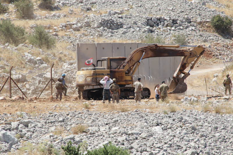<p>Lübnan-İsrail arasında 120 kilometrelik sınır hattı bulunuyor. İsrail sınır üzerinde bazı kesimlere tel örgü çekerken bazı noktalara da beton duvarlar örüyor.</p>