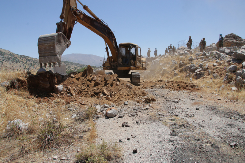 <p><b>- İsrail'in sınır üzerindeki işgalleri</b></p><p>İsrail ordusu, 1967'de Suriye ile girdiği savaşta Golan Tepeleri ve ardından Lübnan'ın kendisine ait olduğunu vurguladığı Kefr Şuba Tepeleri, Şebaa Çiftlikleri ile Gacar köyünün bir kısmını işgal etmişti.</p>