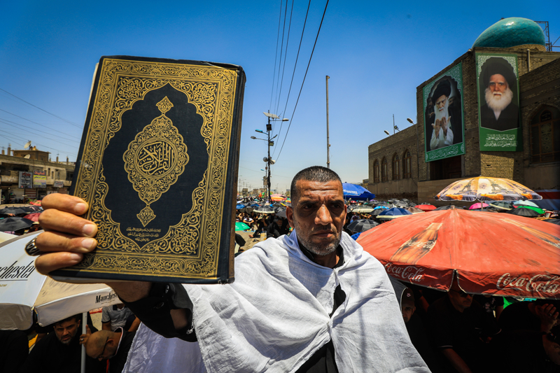 <p>Namaz�n ard�ndan bir araya gelen kalabal�k Kur'an-� Kerim ta��yarak, �sve�'in ba�kenti Stockholm'deki Kur'an-� Kerim'e kar�� eylemlere tepki g�sterdi.</p>