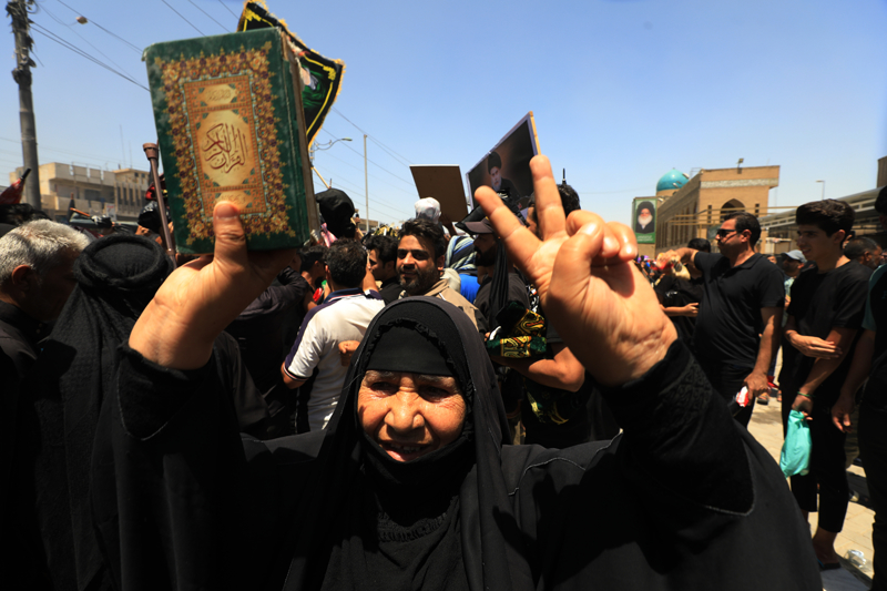 <p>Sadr yanl�s� g�stericiler, d�n Ba�dat'taki �sve� B�y�kel�ili�i yak�nlar�na gelerek Kur'an-� Kerim'e y�nelik eylemleri protesto etmi� ve b�y�kel�ilik binas�n�n baz� b�l�mlerini ate�e vermi�ti.</p>