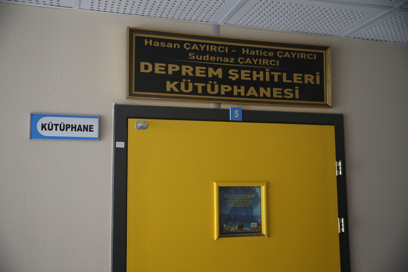 <p>Kitaplar ve oyuncaklarla doldurduklar� k�t�phaneye ise adliye personellerinden �kke� �ayc�'n�n depremlerde hayat�n� kaybeden annesi Hatice, babas� Hasan ve karde�i Sudenaz �ay�rc�'n�n ismi verildi.</p>