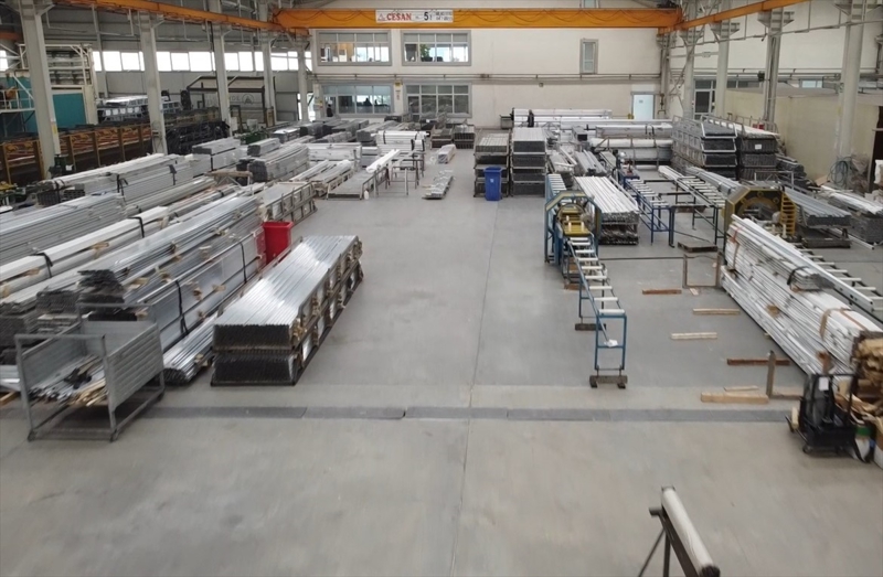 <p>Yatırımcılar başta olmak üzere herkesin güneş enerjisine yönelmesi gerektiğini söyleyen Zaimoğlu, 'Çünkü ülke olarak enerjiye çok büyük paralar ödüyoruz. Güneş ve rüzgar enerjisinden mutlaka faydalanılmalı, katkı sağlamalıyız. Yatırımı, ülkemize ve vatanımıza katkı olarak görüyoruz. Ülkedeki tüm sanayicilere güneş enerjisi kullanmalarını tavsiye ediyorum. Allah'ın verdiği nimeti sanayicimiz yatırım yaparak, pozitif enerjiye çevirmelidir.' diye konuştu.</p>