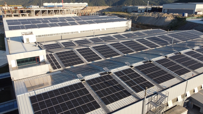 <p><b>Zaimoğlu, şunları kaydetti:</b></p><p>'3 milyon dolar sadece üçüncü yatırım tutarımız. Bunun için de yaklaşık 500 bin dolarlık güneş enerjisi çerçeve makinesi getirdik. O da şu anda devrede. Yaklaşık 8 bin metrekareye yakın da ilave kapalı alan yaptık. Dolayısıyla yaklaşık 1,5 yılda yeniden 8 milyon dolar ilave bir yatırım yapmış olacağız. Hiç durmadan her yıl yatırım yapıyoruz. Şu an 200 kişi istihdam ediyoruz. Yüzde 50'si yatırım kredisi yüzde 50'si de kendi öz kaynaklarımızdan güneş enerjisini binaların çatısına kurduk ve tesisin tükettiği enerjinin yüzde 80'inini karşılıyor. Dünyada enerji arz sıkıntısı yaşanıyor, haliyle bunu ülkemizde de yaşıyoruz. Kurduğumuz santralle para cebimizde kaldı. Devletimiz bu tür yatırımları destekliyor.'</p>