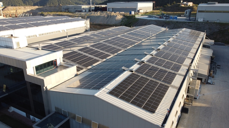 <p><b>- 'Yatırımı, ülkemize ve vatanımıza katkı olarak görüyoruz'</b></p><p>Fabrika olarak büyümeye devam ettiklerini, 20 bin metrekarelik alanı kapatmadan güneş enerjisi santralini kurmadıklarını anlatan Zaimoğlu, 'Binalarımızı tamamlar tamamlamaz güneş enerjisine başladık. Enerjiye ihtiyacın artmasıyla beraber yatırımın aslında isabetli olduğunu biliyorduk. Enerji yatırım kredisi oluşunca hızlıca yaptık. Şu anda 20 bin metrekarede 2,2 megavat devreye girdi. Yaklaşık 2 milyon dolarlık yatırım yaptık, kendi elektriğimizi kendimiz üretiyoruz.' dedi.</p>