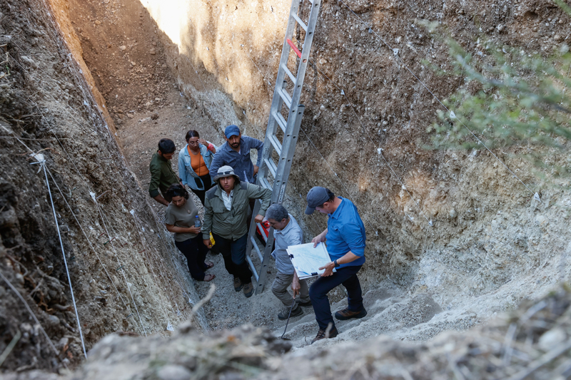<p>Afyon Kocatepe �niversitesi Deprem Uygulama ve Ara�t�rma Merkezi M�d�r� Prof. Dr. �a�lar �zkaymak ise Kemalpa�a Fay�'n�n aktif oldu�una dair izler g�rd�klerini belirtti.</p>