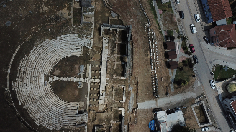 <p>Zamanla �zerine yeni yap�lar in�a edilen fakat toprak alt� zenginli�i bozulmayan b�lgede, antik tiyatro, surlar, su kemerleri ve Roma K�pr�s� gibi yap�lar yer al�yor.</p>