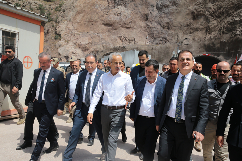 <p class='>Uraloğlu, burada yaptığı konuşmada, son 21 yılda Cumhurbaşkanı Recep Tayyip Erdoğan liderliğinde ulaşım ve iletişim alanında büyük ve önemli projeleri yaklaşık 193 milyar dolar yatırım yaparak hayata geçirdiklerini söyledi.<br></p>