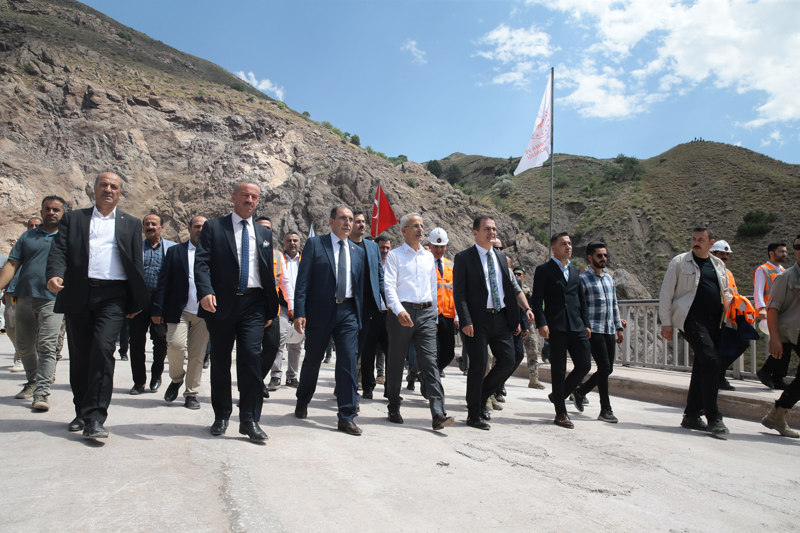 <p>Bakan Uraloğlu, 2003'te başlattıkları hamleyle kara yolu ulaşım ağını güçlendirdiklerini aktararak, 'Yaklaşık 2 trilyon 550 milyar lira yatırımla aslan payını kara yollarına verdik. 6 bin 100 kilometreden devraldığımız bölünmüş yol uzunluğunu, 29 bin kilometrenin üzerine çıkardık. Ana akslarımızın tamamına yakınını bölünmüş yol haline getirdik. Bölünmüş yollarla bağlanan şehir sayısını 6'dan 77'ye yükselttik. Ülkemizin yalçın kayalarını, derin vadilerini tünel ve viyadüklerle aştık.' dedi.<br></p>