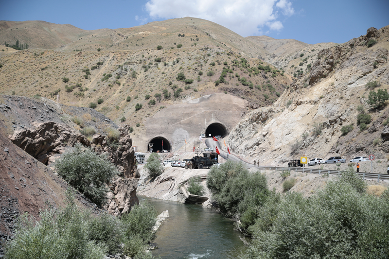 <p>Uraloğlu, Doğu Anadolu Bölgesi'nin İran'a açılan en önemli kapılarından biri olan Hakkari'nin ulaşım ve iletişim altyapısına 2003'ten bu yana yaklaşık 23 milyar 250 milyon lira harcama yaptıklarını anlattı.</p>