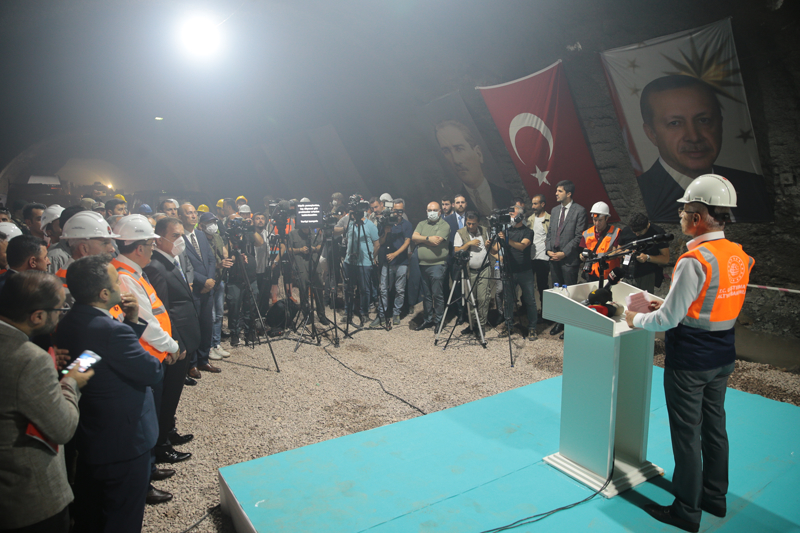<p class='>2003'ten bu yana 439 kilometre uzunluğunda 3 bin 770 köprüyü ve 673 kilometre uzunluğunda 403 tüneli tamamlayarak hizmete sunduklarını dile getiren Uraloğlu, çok yakında bunlara Yeniköprü-Yüksekova yolu kapsamında inşa edilen 3 bin 965 metre uzunluğundaki T-1 Tüneli'ni ekleyeceklerini kaydetti.<br></p>