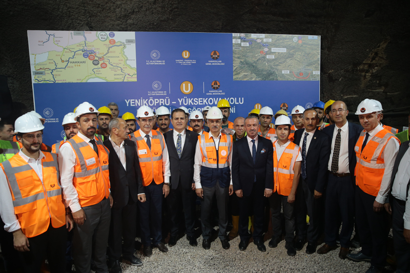 <p><b>- 'Yolu medeniyetin simgelerinden biri olarak görüyoruz'</b></p><p>Projenin tamamlanmasıyla heyelan, yamaçlardan taş düşmesi gibi problemlerin ortadan kaldırılacağını dile getiren Uraloğlu, şöyle konuştu:</p><p>'Yurt içi kara yolu ulaşımı ile uluslararası ticaretin daha hızlı ve güvenilir yapılmasına katkıda bulunulacak. Şimdiden hayırlı uğurlu olsun. Bugün Hakkari için ikinci bir müjdemiz daha var. Gün içeresinde Van-Hakkari kara yolunda '32 virajlar' olarak bilinen 2 bin 730 rakımlı Güzeldere Geçiti'ndeki Güzeldere Tüneli'nde de ışık görme töreni gerçekleştireceğiz. Bu tünelimiz de tamamlandığında virajlı yollarıyla özellikle kışın sürücülerin adeta korkulu rüyası olan Güzeldere Geçiti'ni de tarihe gömeceğiz. Bizler yolu medeniyetin simgelerinden biri olarak görüyoruz. Ülkemizin her noktasına ulaştırmayı hedeflediğimiz yol ağımızın kalitesini her geçen gün yükseltiyoruz. Hayata geçirdiğimiz ve yapımı devam eden tüm projelerimizle sosyo-ekonomik gelişmişliği şehirler, bölgeler arasında dengeli bir şekilde inşa ediyoruz. Ülkemize ulaşımda çağ atlatmaya devam edeceğiz.'</p>