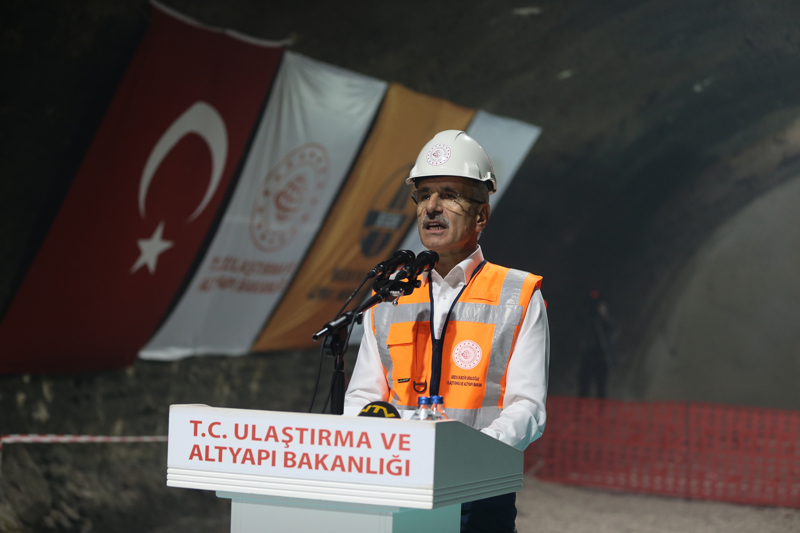<p>Bu kapsamdaki yol kesimleri arasında yer alan ve yoğun ağır taşıt trafiğine hizmet veren Yeniköprü-Yüksekova yolunun uluslararası ticaretin gelişmesi için büyük önem arz ettiğini vurgulayan Uraloğlu, şunları kaydetti:</p><p>'16,3 kilometre uzunluğundaki bu proje ile 12 metre genişliğindeki mevcut devlet yolunu BSK kaplamalı 2x2 şeritli bölünmüş yol haline getireceğiz. Proje kapsamında ışık görme töreni vesilesiyle bizleri bir araya getiren 3 bin 965 metrelik T-1 Tüneli ve 4 bin 566 metrelik T-2 Tünelini açacağız. Ayrıca 151 metrelik Çığlı Köprüsü, 282 metrelik Dilektaşı-1 ve 227 metrelik Dilektaşı-2 köprülerini de inşa edeceğiz. Böylece projenin tamamlanmasıyla birlikte mevcut güzergahı 7 kilometre kısaltarak fiziki ve geometrik standartları yükseltmeyi planlıyoruz. Ayrıca yol güzergahında can ve mal emniyetini arttırarak Yüksekova-Hakkari arası seyahat süresini 1 saat 15 dakikadan 50 dakikaya indireceğiz. Seyahat süresini 25 dakika azaltırken aynı zamanda akaryakıt ve zamandan büyük tasarruf sağlamayı hedefliyoruz. Zamandan 84,3 milyon lira, akaryakıttan 27,1 milyon lira olmak üzere yıllık toplam 111,4 milyon lira tasarruf yapacağımızı öngörüyoruz. Projeyle yine Yeniköprü-Yüksekova yolunda bulunan keskin kurplar ile birlikte sel tahribat riski yüksek yol kesimi de bertaraf edilecektir.'</p>