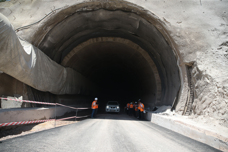 <p>Hakkari'de 2003'te sadece 1 kilometre bölünmüş yol varken, 97 kilometre daha yol yaparak, bölünmüş yol uzunluğunu 98 kilometreye yükselttiklerini belirten Uraloğlu, 'Hakkari'de bitümlü sıcak karışım kaplama yoktu, 154 kilometre BSK kaplama yaptık. Bugün itibariyle Hakkari sınırları içerisinde çalışmaları devam eden 14 kara yolu projemiz bulunuyor. Yeniköprü-Yüksekova yolu projesi de bunların en önemlilerinden biridir. Bilindiği üzere Türkiye ile İran arasındaki ticaret hacmi, gerçekleştirilen ikili anlaşmaların da etkisiyle hızla artmaktadır. Bu nedenle ülkemizi İran'a bağlayan yolların standardının artırılması önem kazanmıştır.' diye konuştu.<br></p>