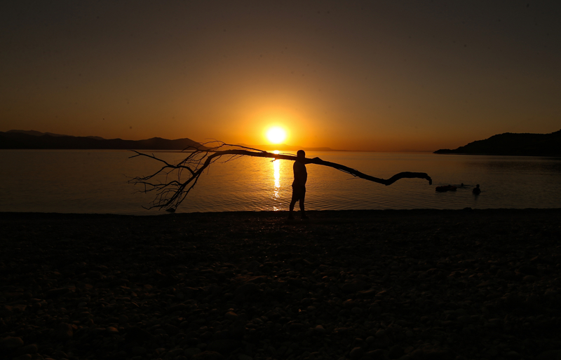 <p>Muhammed T�rken, 'Herkesin gelip g�rmesi gereken �ok g�zel bir co�rafya. �nsanlar s�kl�kla gelemedi�i i�in burada yabani meyvelerden tutun bir�ok yabani hayvan bulunmaktad�r. Koylar temiz ve g�zel. �ok g�zel bir co�rafya. Buran�n korunmas� ve turizme kazand�r�lmas� laz�m.' ifadelerini kulland�.</p>